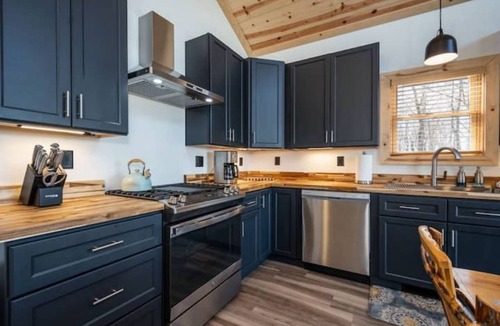 McHenry Cabin | Hilltop Hideaway, Sleeps 7, Hot tub, fire pit, and EV Charger!