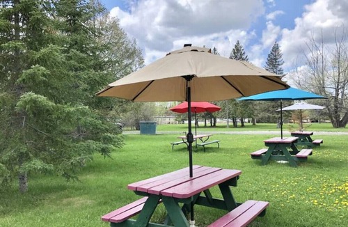International Falls Cabin | Hilltop Lodge Standard Double - Room 111