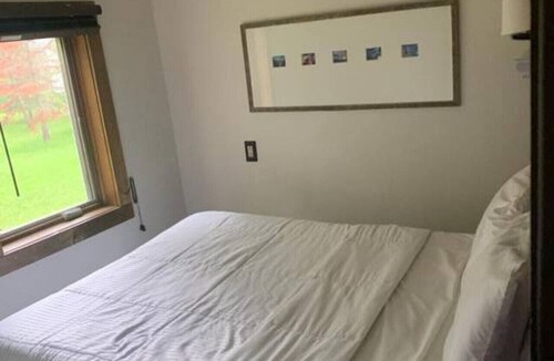 International Falls Cabin | Hilltop Lodge Standard Double - Room 108