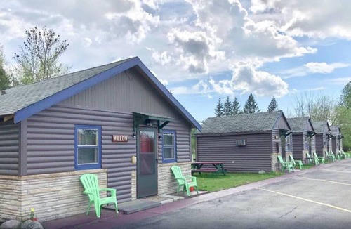 International Falls Cabin | Hilltop Lodge - Maple -Queen Cabin