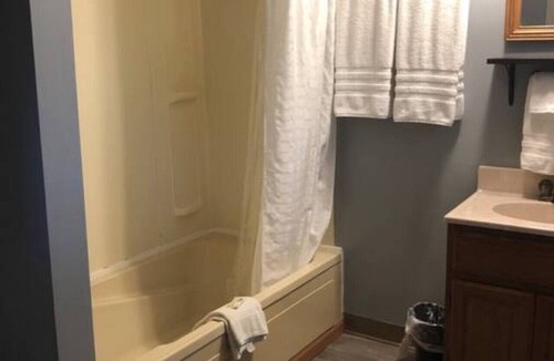 International Falls Cabin | Hilltop Lodge Two Double - Room 106