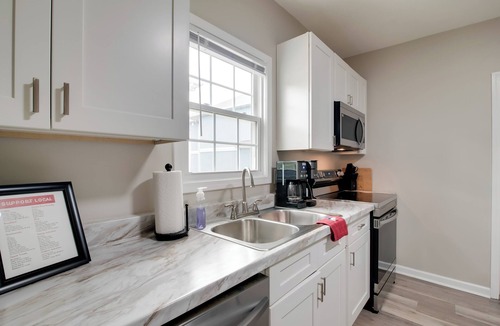 Bowling Green Cottage | Hilltopper Convenience: Modern Duplex Near WKU
