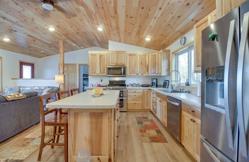 Hines Cabin | Hines Vacation Rental w/Grill: Walk to Lake!