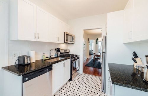 Detroit Apartment | Historic 4-Apartment Bundle – Ideal for Groups!