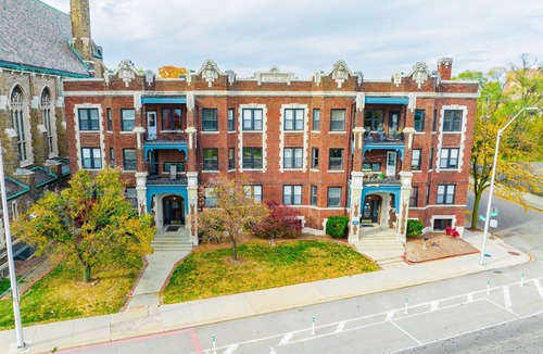 Detroit Apartment | Historic 4-Apartment Bundle – Ideal for Groups!