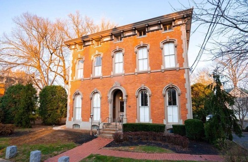 Licking Riverside Apartment | Historic Apt w/Jet Tub & EV Charger, Walk to Downtown