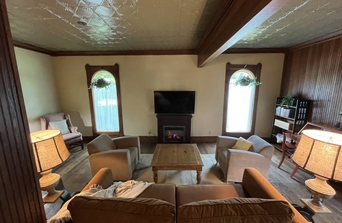 Zionsville Cottage | Historic Cottage in the Village of Zionsville