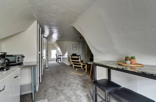 Shaker Heights Apartment | Historic District 1BR on 3rd Floor near Cleveland Clinic ~ Quiet & Safe