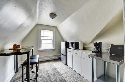Shaker Heights Apartment | Historic District 1BR on 3rd Floor near Cleveland Clinic ~ Quiet & Safe
