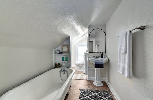 Shaker Heights Apartment | Historic District 1BR on 3rd Floor near Cleveland Clinic ~ Quiet & Safe