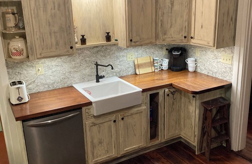Sandusky House | Historic Home in Downtown - 11 Guests/7 Beds - Hot Tub - 30 day minimum rental