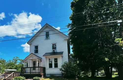 South Berwick House | Historic Newly Renovated 3-bedroom Townhome with WiFi, AC Downtown South Berwick