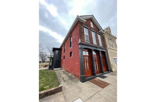 New Albany Apartment | Historic residence w/laundry, firepit and charm!