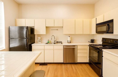 Soulard Apartment | Historic Soulard 2-BR Flat | Balcony, Workspace, Parking – Walk to Market