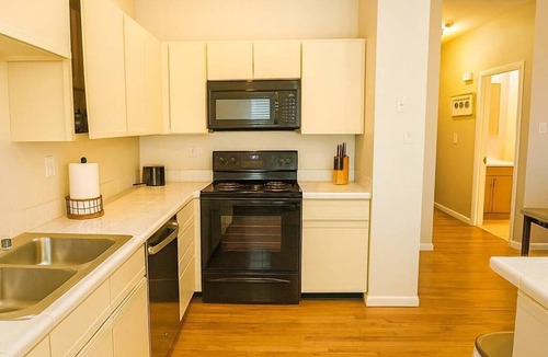 Soulard Apartment | Historic Soulard 2-BR Flat | Balcony, Workspace, Parking – Walk to Market