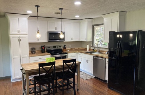 Haysi Cabin | "Hit the Breaks" - Three bedroom cabin just outside Breaks Interstate Park!