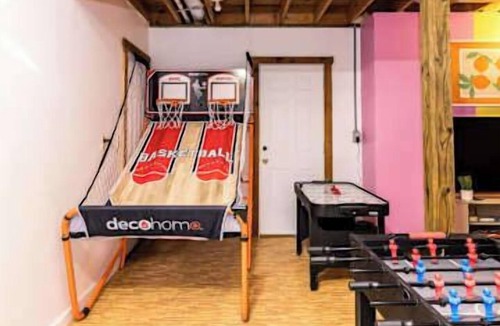 South Bloomingville House | Hocking Hills Cabin w Hot Tub, Fire Pit, Game Room
