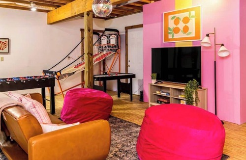 South Bloomingville House | Hocking Hills Cabin w Hot Tub, Fire Pit, Game Room