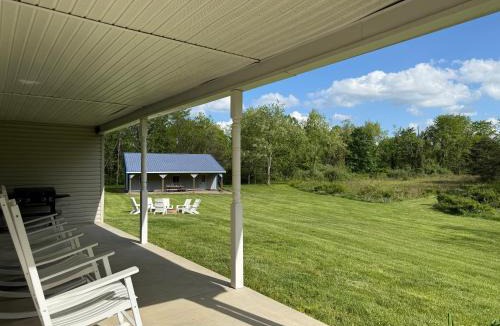 New Plymouth House | Hocking Hills Cabin 2 Bed - 2 Bath Hot Tub