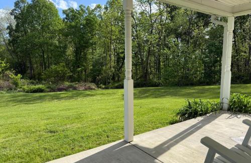 New Plymouth House | Hocking Hills Cabin 2 Bed - 2 Bath Hot Tub