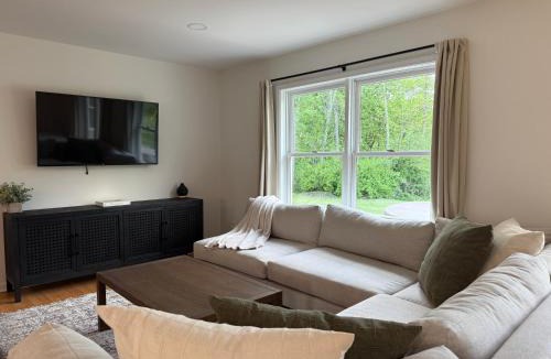 New Plymouth House | Hocking Hills Cabin 2 Bed - 2 Bath Hot Tub