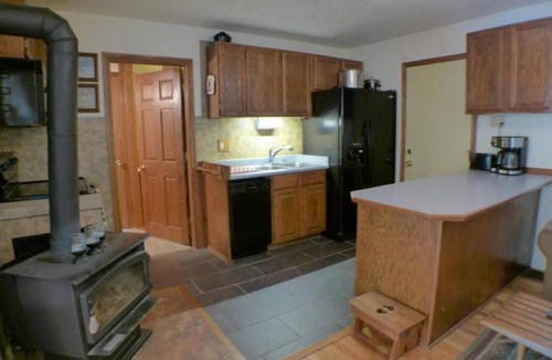 Logan Cottage | Hocking Hills Cottage with beautiful pond