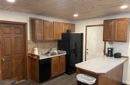 Logan Cottage | Hocking Hills Cottage with beautiful pond