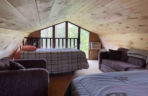 Logan House | Hocking Hills Cottage with beautiful pond