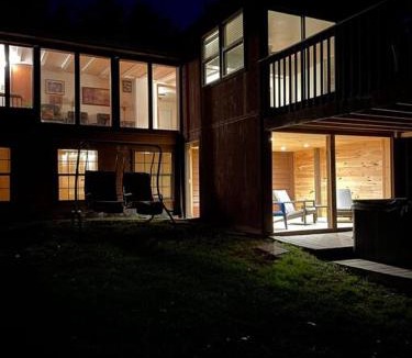 Logan House | Hocking Hills Cottage with beautiful pond