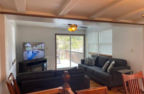 Logan House | Hocking Hills Cottage with beautiful pond