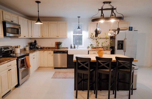 Logan House | Hocking Hills Family Retreat w/Hot Tub and Games
