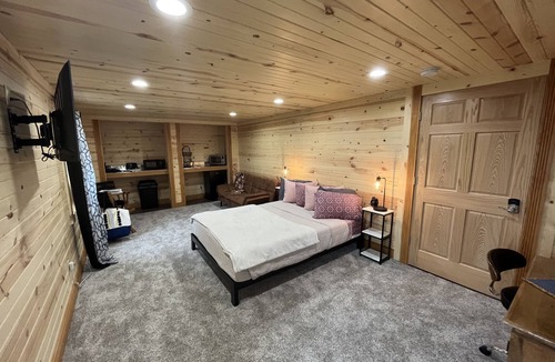 Logan Resort | Hocking Hills Getaway @ Pine Creek Villas! The Oak Room - Honeymoon Suite
