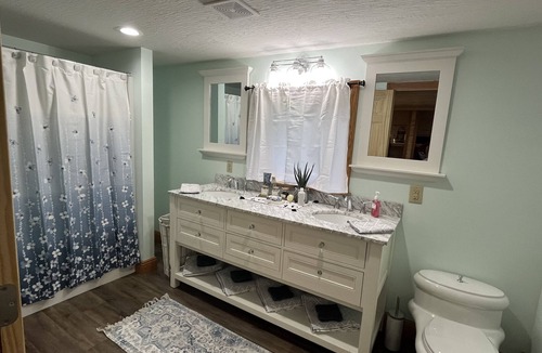 Logan Resort | Hocking Hills Getaway @ Pine Creek Villas! The Oak Room - Honeymoon Suite