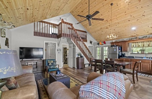 Nelsonville Cabin | Hocking Hills Half Stoned Cabin in the Woods