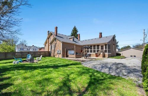 Springfield House | Holiday Bourbon Trail Family FUN-ZONE! Hottub! Arcade Games! Pool Table! Locally Owned Historic Pope House! 3900sqft! Right Outside of Bardstown!