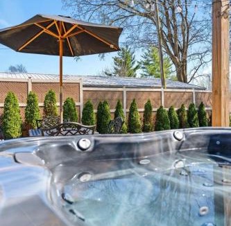 Springfield House | Holiday Bourbon Trail Family FUN-ZONE! Hottub! Arcade Games! Pool Table! Locally Owned Historic Pope House! 3900sqft! Right Outside of Bardstown!