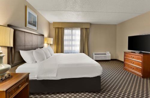 North Olmsted Hotel | Holiday Inn Cleveland Airport West by IHG