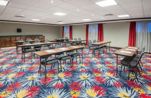Brook Park Hotel | Holiday Inn Express Cleveland Airport - Brook Park by IHG