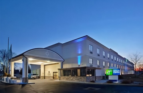 Brook Park Hotel | Holiday Inn Express Cleveland Airport - Brookpark, an Ihg Hotel