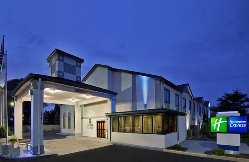 Brook Park Hotel | Holiday Inn Express Cleveland Airport - Brookpark, an Ihg Hotel