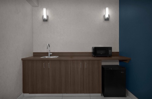 Fargo Hotel | Holiday Inn Express Fargo-West Acres by IHG