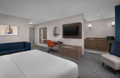 Fargo Hotel | Holiday Inn Express Fargo-West Acres by IHG