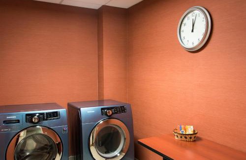 Alpine Center Hotel | Holiday Inn Express Hotel & Suites Grand Rapids-North by IHG