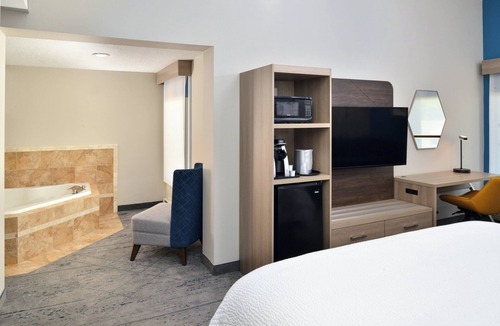 West Milton Hotel | Holiday Inn Express Lewisburg/New Columbia by IHG
