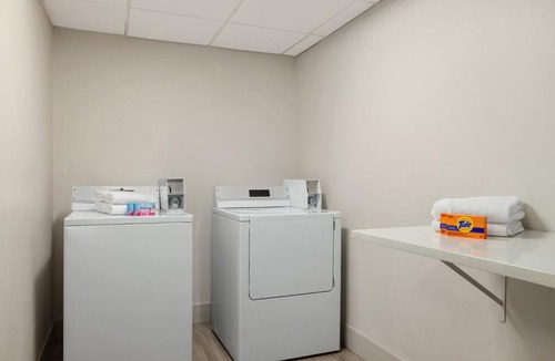 Downtown Indianapolis Hotel | Holiday Inn Express & Suites Indianapolis Dtn-Conv Ctr Area by IHG