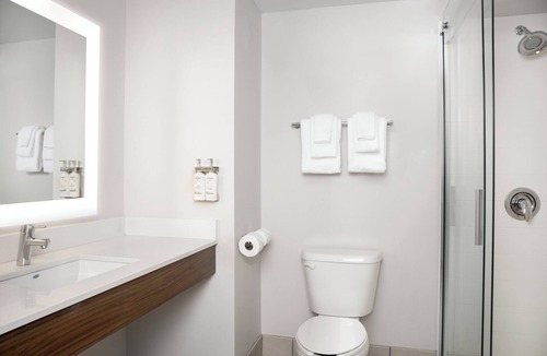 North Shore Hotel | Holiday Inn Express & Suites Pittsburgh North Shore by IHG