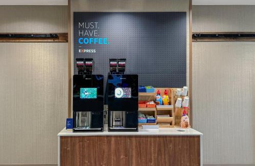 Bloomington Hotel | Holiday Inn Express & Suites Bloomington by IHG
