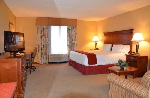 Bloomington Hotel | Holiday Inn Express & Suites Bloomington by IHG