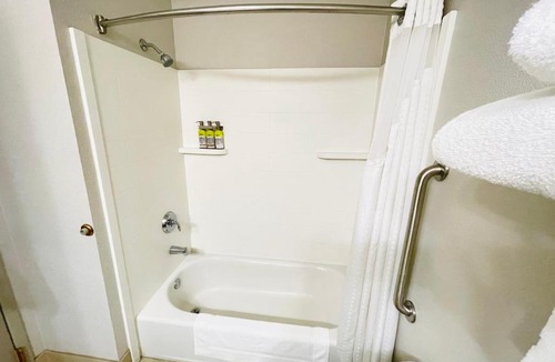 Shelbyville Hotel | Holiday Inn Express & Suites Shelbyville by IHG