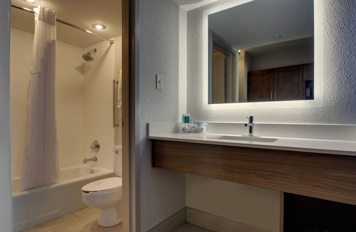 Wapakoneta Hotel | Holiday Inn Express & Suites Wapakoneta by IHG
